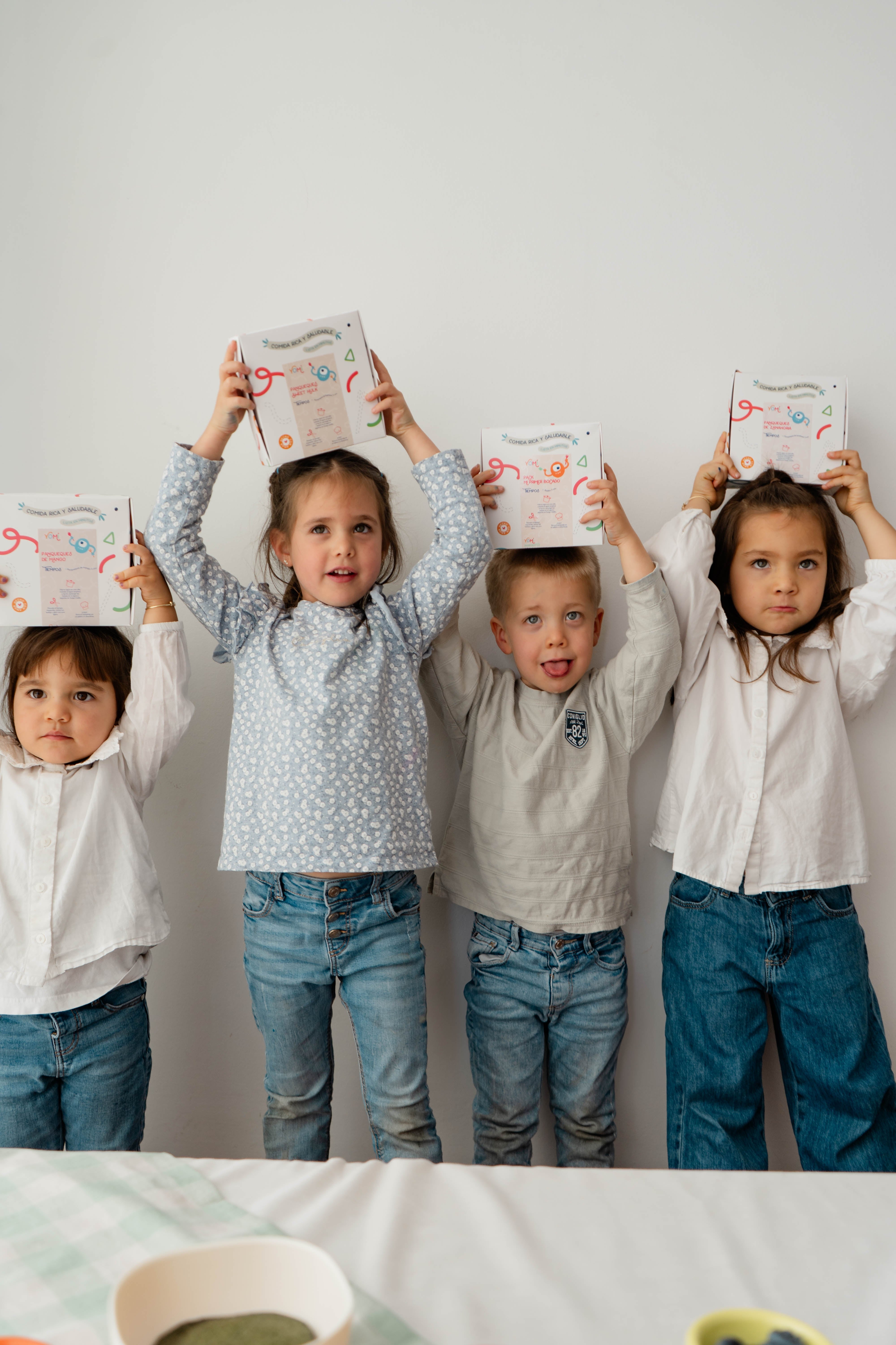 Niños sosteniendo cajas de alimentos Yomi